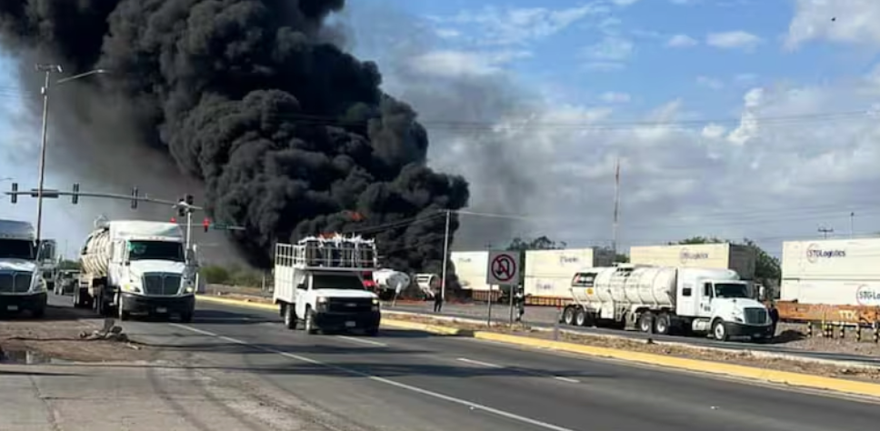 Fuerte incendio en Ciudad Obregón tras choque entre pipa y tren